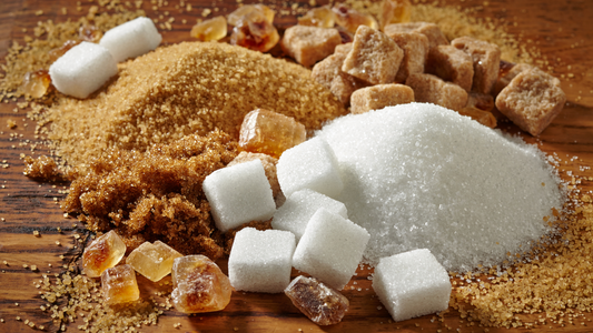 Verschiedene Zuckersorten - Kristallzucker, brauner Zucker, Kandiszucker