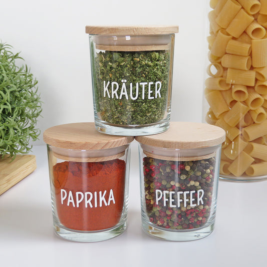 Gewürzgläser, gefüllt mit Kräuter, Pfeffer, Paprika & Etiketten in Weiß