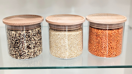 3 kleine Vorratsgläser mit stapelbarem Holzdeckel, gefüllt mit roten Linsen und Quinoa