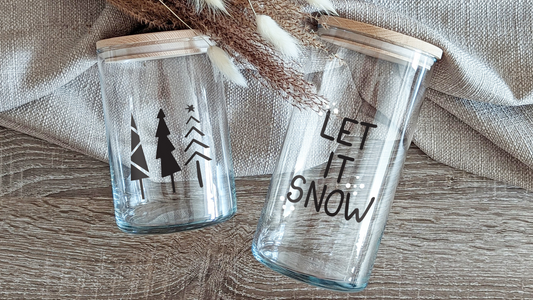 2 Gläser mit Holzdeckel, mit Weihnachtsmotiven beplottert