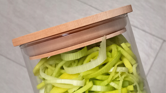 Lauchringe, fertig zum Einfrieren, im Vorratsglas mit luftdichtem Holzdeckel